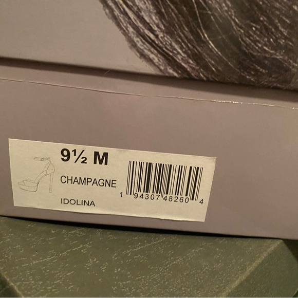 Gold DSW shoes - Picture 4 of 4